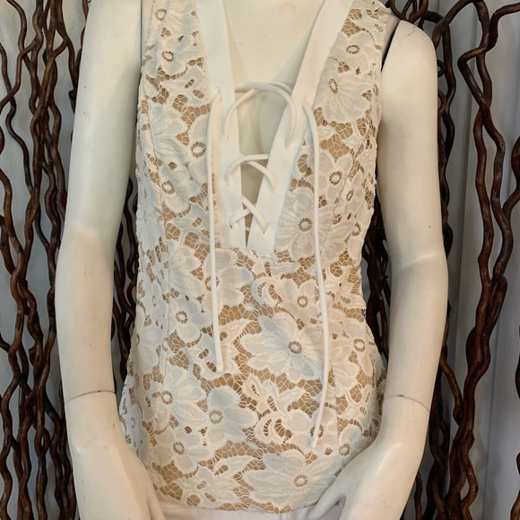Venus Sleeveless White Lace Overlay Blouse - Picture 3 of 9